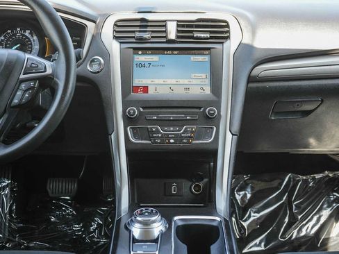 Used 2018 Ford Fusion SE w/ Fusion SE Technology Package FWD image 13