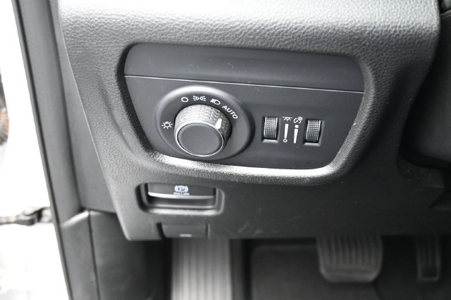 Used 2025 Jeep Grand Cherokee Altitude AWD/4WD image 16