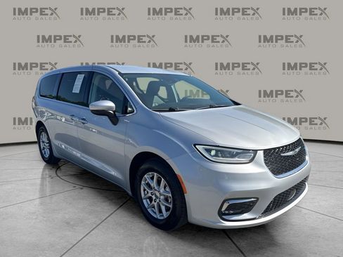 Used 2023 Chrysler Pacifica Touring-L FWD image 7