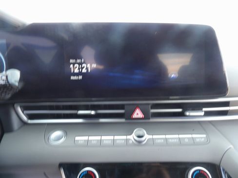 Used 2025 Hyundai Elantra SEL image 18