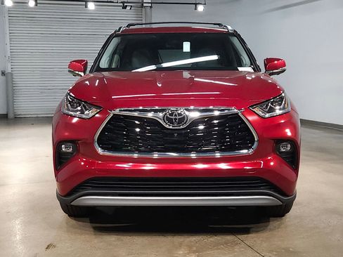 New 2026 Toyota Highlander Platinum AWD/4WD image 2