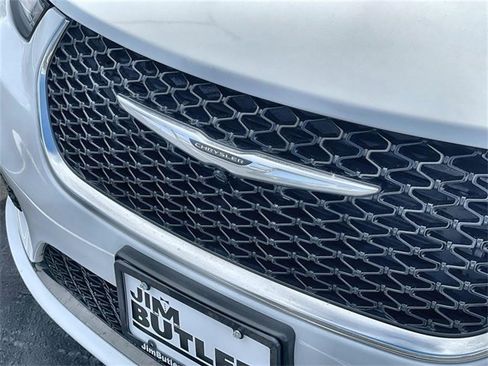 Used 2023 Chrysler Pacifica Limited image 25