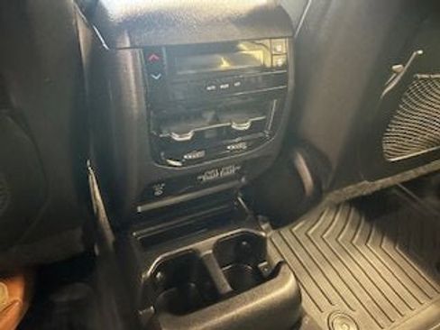 Used 2023 Jeep Grand Cherokee L Laredo image 9