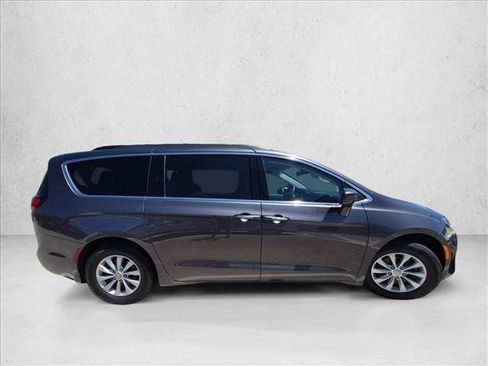 Used 2018 Chrysler Pacifica Touring Plus FWD image 4