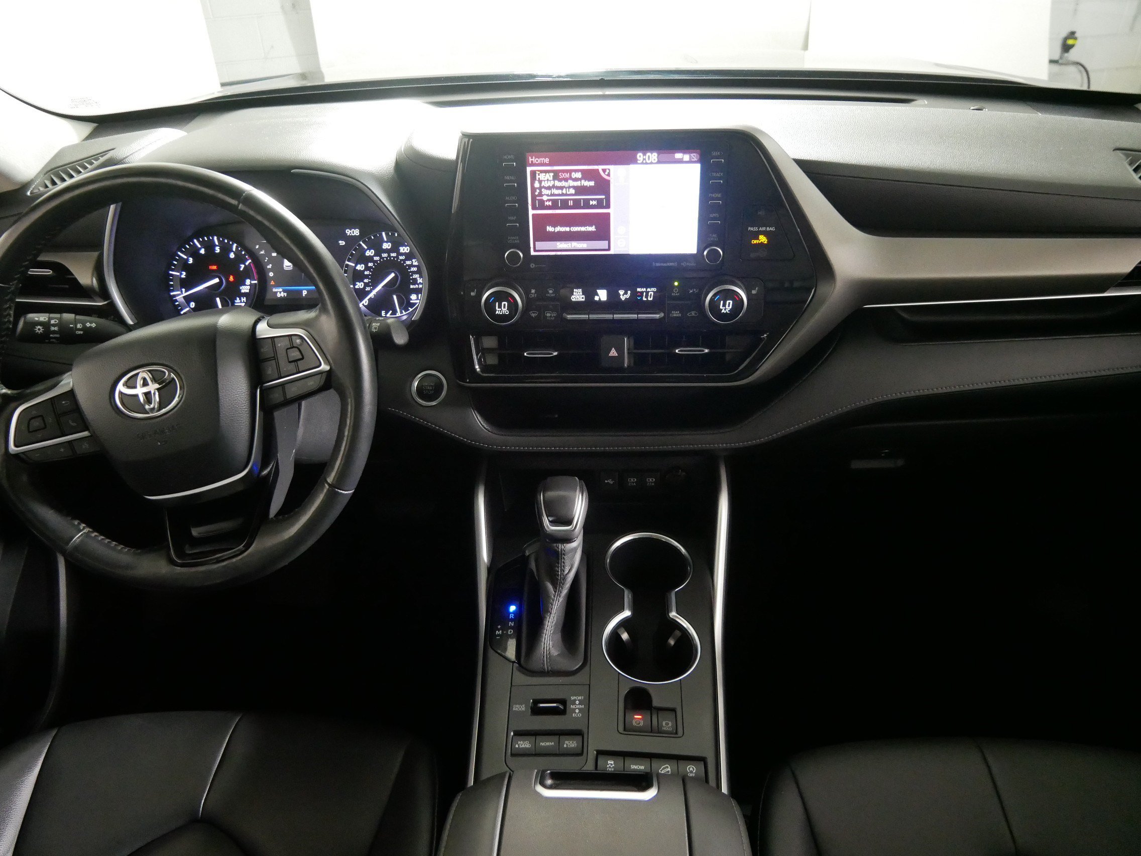 Used 2020 Toyota Highlander XLE AWD/4WD image 10