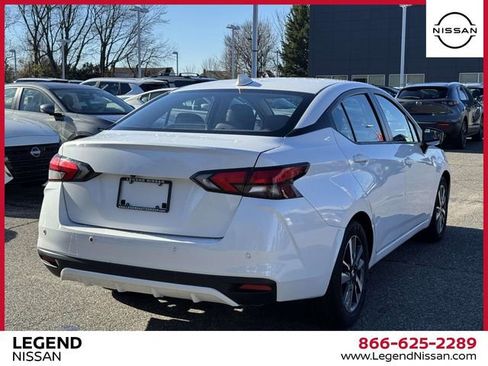 Used 2022 Nissan Versa SV image 5