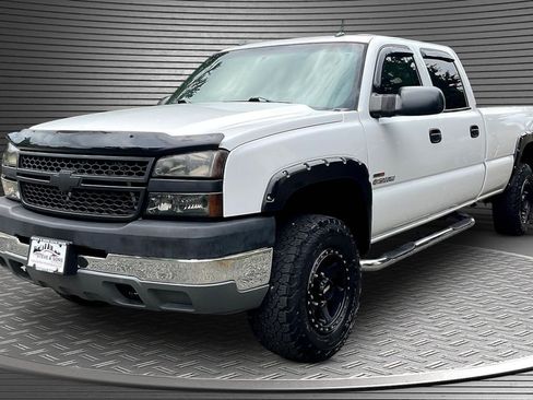Used 2005 Chevrolet Silverado 2500 LS w/ Heavy-Duty Power Package AWD/4WD image 3