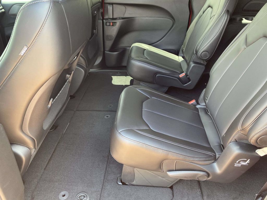 New 2027 Chrysler Pacifica Select FWD image 39