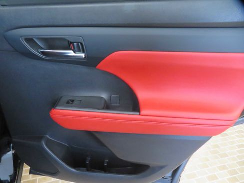 Used 2021 Toyota Highlander XSE image 23