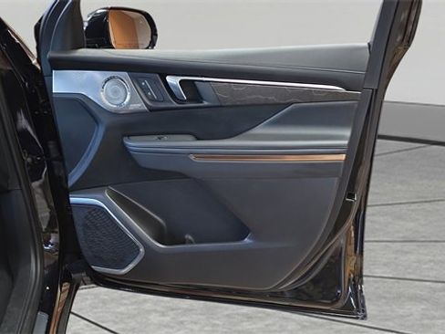 Used 2025 Buick Enclave Avenir image 27