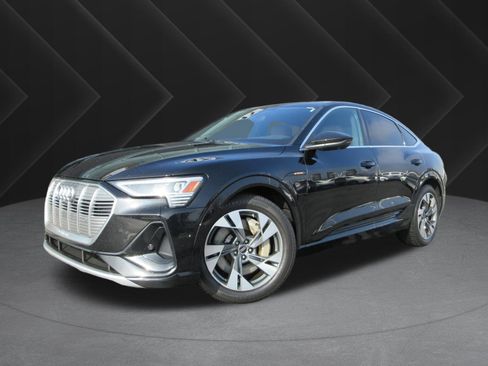 Used 2022 Audi e-tron Premium Plus image 1