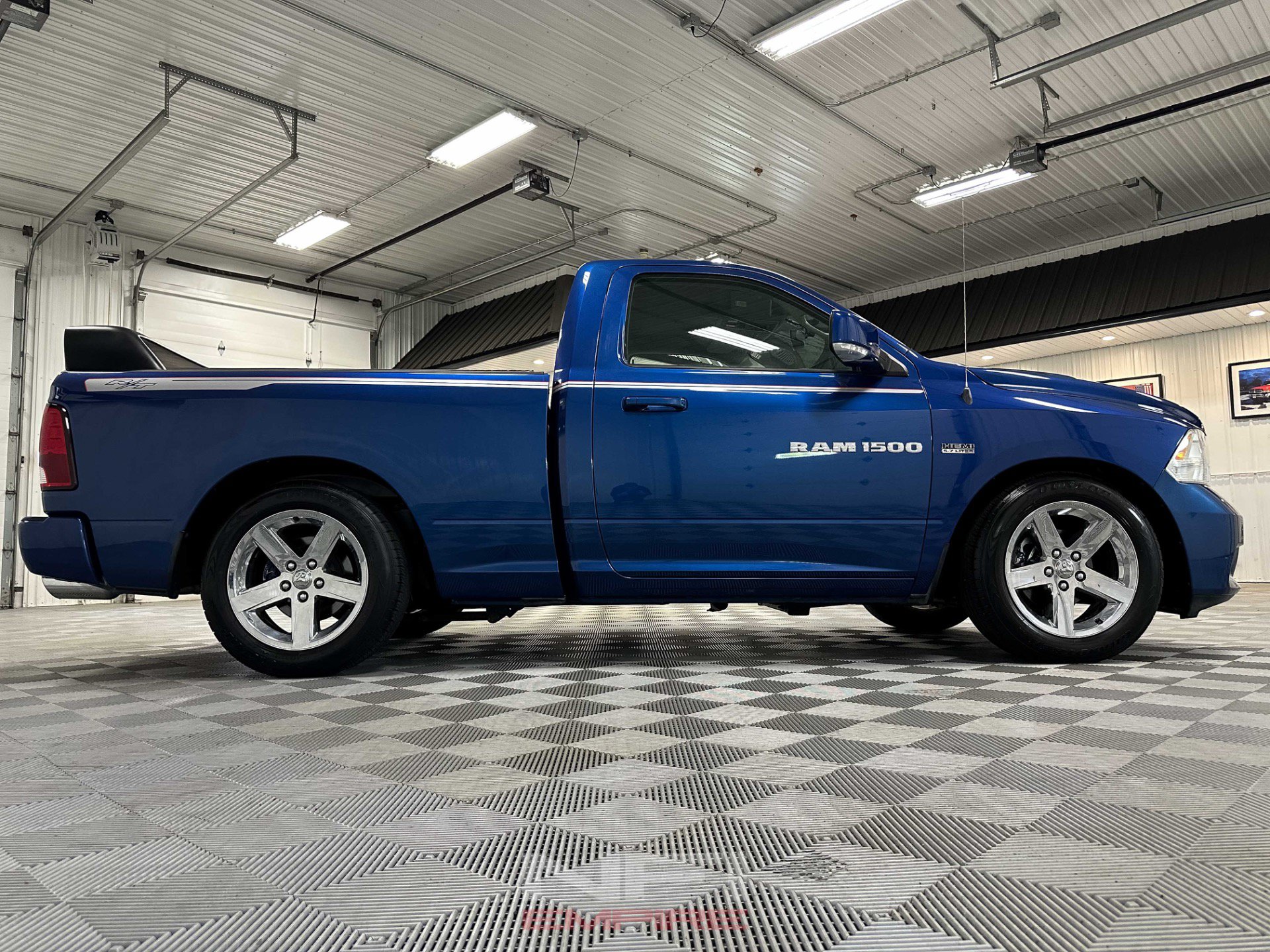 Used 2011 RAM 1500 R/T w/ Remote Start & Security Group RWD image 17