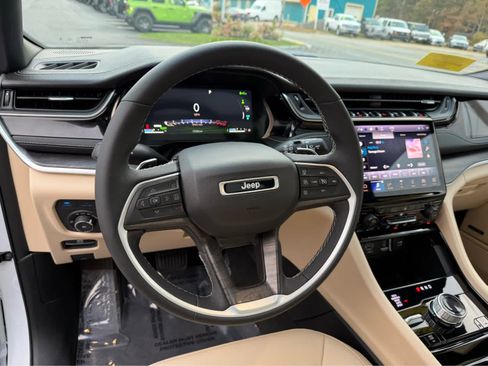 Used 2023 Jeep Grand Cherokee 4WD 4xe image 13