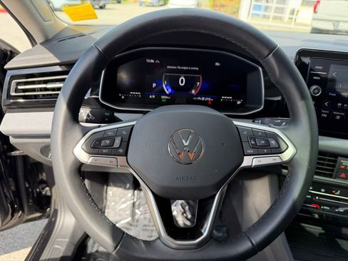 Certified 2025 Volkswagen Jetta SE w/ Sunroof Package image 21