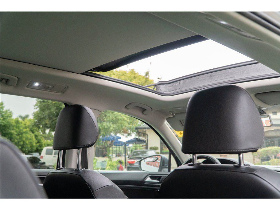 Used 2020 Volkswagen Tiguan SE w/ Panoramic Sunroof Package FWD image 3
