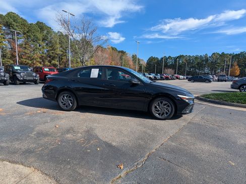 Used 2024 Hyundai Elantra SEL image 4