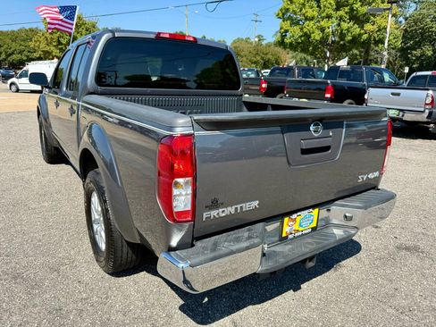 Used 2017 Nissan Frontier SV image 3