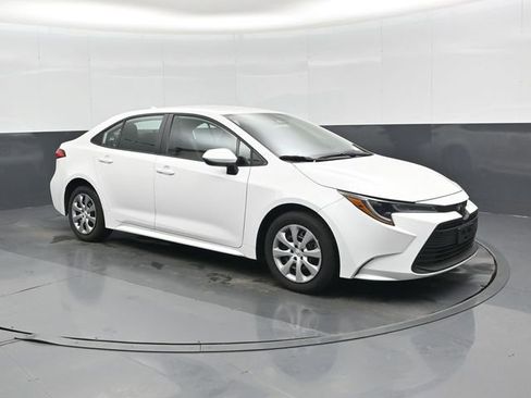Used 2025 Toyota Corolla LE image 1