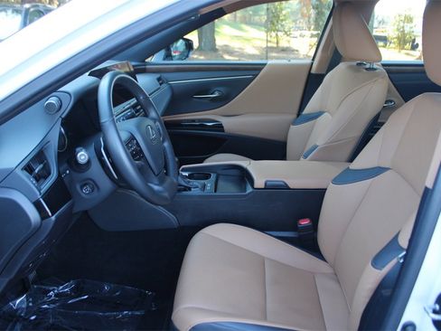 Used 2024 Lexus ES 300h w/ Premium Package image 11