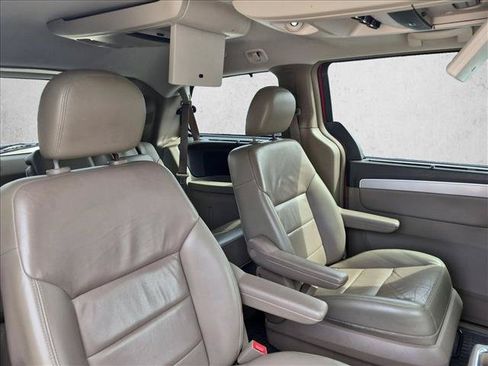 Used 2012 Volkswagen Routan SEL FWD image 14