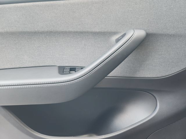 Used 2026 Tesla Model Y 2WD image 31