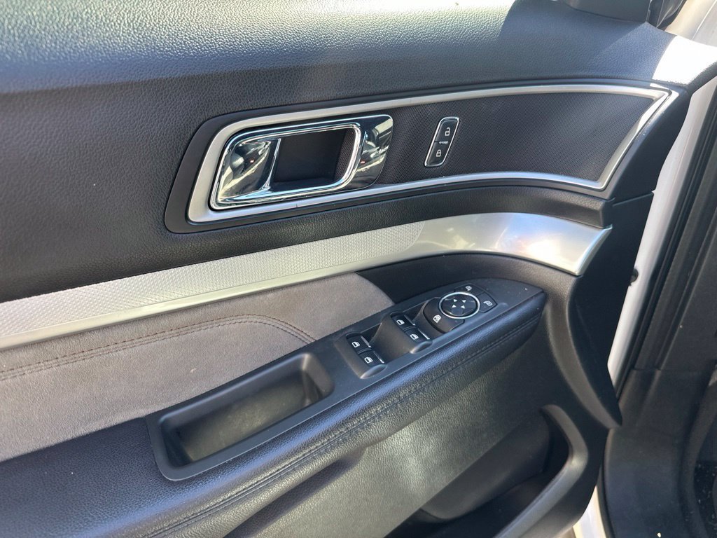 Used 2017 Ford Explorer XLT w/ Equipment Group 202A FWD image 17