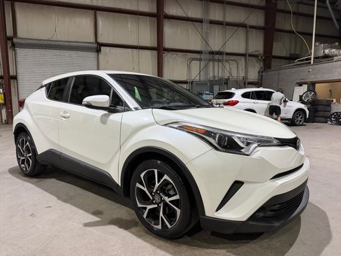 Used 2019 Toyota C-HR XLE FWD image 2