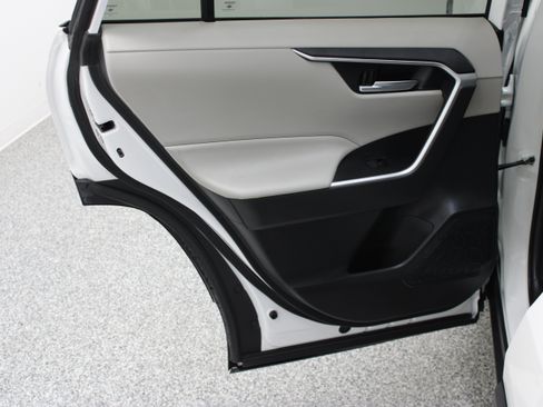 Used 2020 Toyota RAV4 XLE w/ Convenience Package FWD image 27
