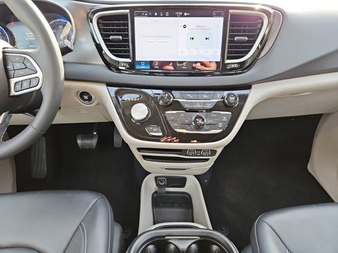 Used 2024 Chrysler Pacifica Touring-L image 11