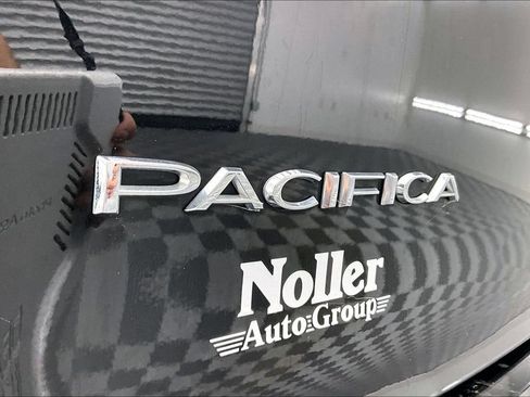 Used 2024 Chrysler Pacifica Touring-L FWD image 8