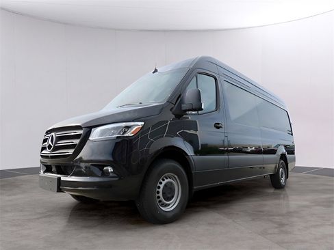 Used 2024 Mercedes-Benz Sprinter 2500 image 2
