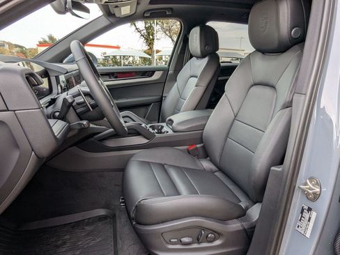 Certified 2026 Porsche Cayenne AWD/4WD image 5