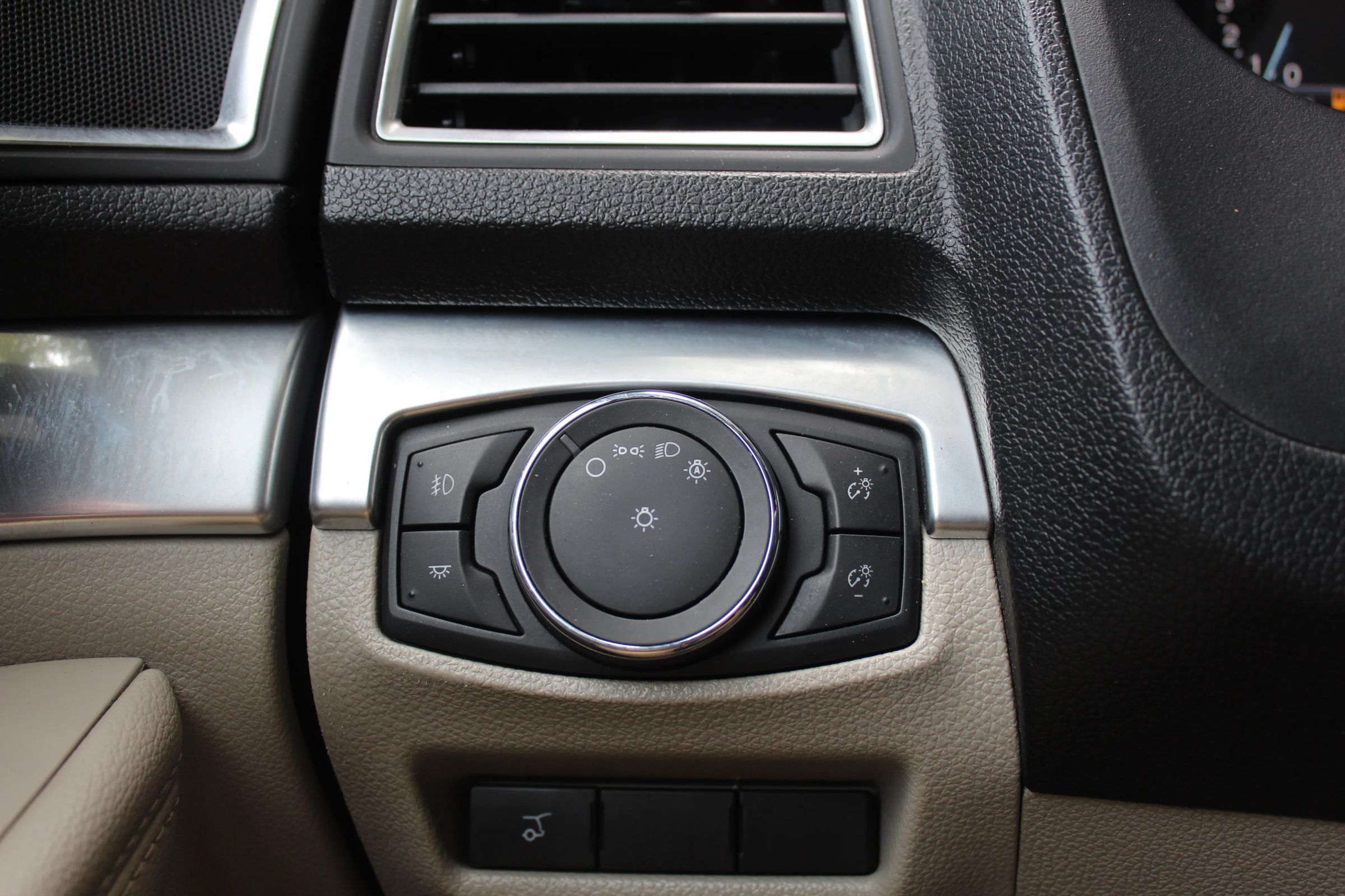 Used 2018 Ford Explorer Limited w/ Equipment Group 301A AWD/4WD image 27