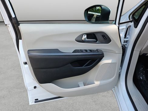 Used 2023 Chrysler Pacifica Touring-L FWD image 34