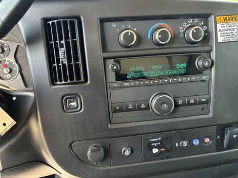 Used 2024 Chevrolet Express 4500 Extended w/ Power Convenience Package RWD image 28