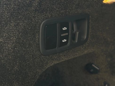 Used 2017 Bentley Bentayga image 24