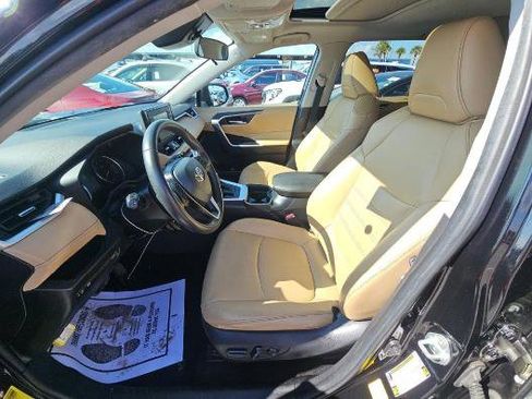 Used 2020 Toyota RAV4 XLE Premium image 7