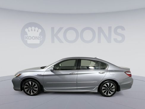 Used 2017 Honda Accord Touring image 2