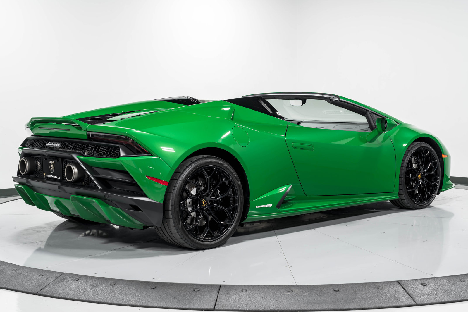 Used 2022 Lamborghini Huracan EVO RWD image 3