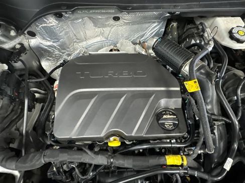 Used 2025 Chevrolet Trax RS w/ Sunroof Package FWD image 12