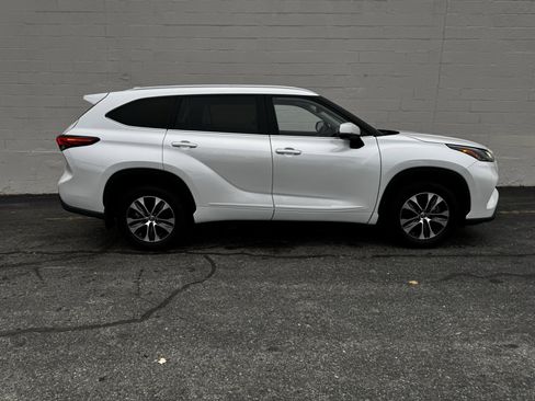 Used 2022 Toyota Highlander XLE image 5