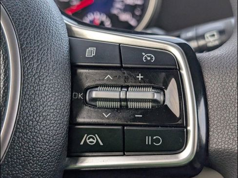 Used 2024 Kia Carnival LX FWD image 19