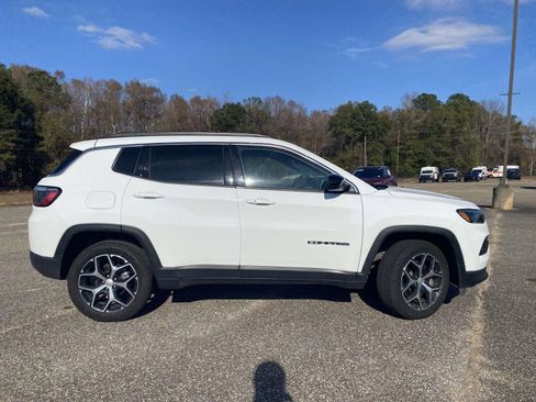 Used 2024 Jeep Compass Latitude image 8