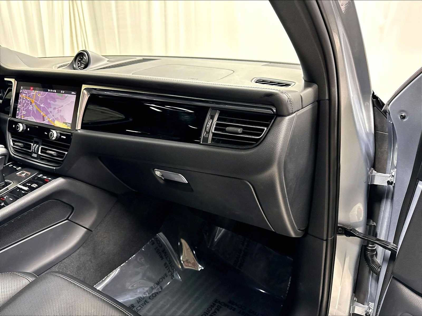 Used 2026 Porsche Macan AWD/4WD image 28