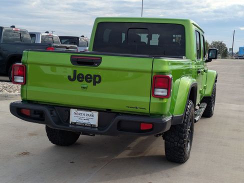 Used 2025 Jeep Gladiator Sport image 3
