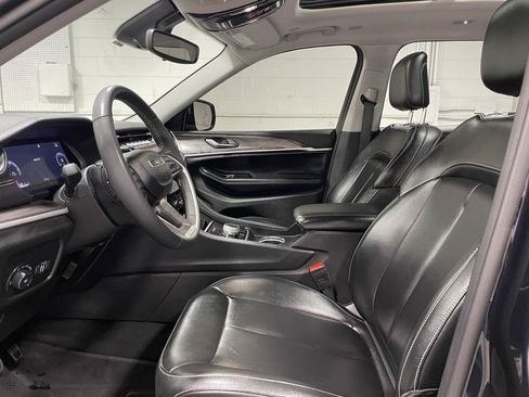 Used 2024 Jeep Grand Cherokee L Limited w/ Black Appearance Package AWD/4WD image 9