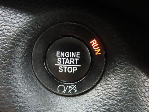 Used 2018 Jeep Cherokee Latitude Plus w/ Comfort/Convenience Group FWD image 18