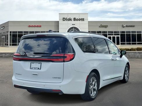 Used 2023 Chrysler Pacifica Limited FWD image 3