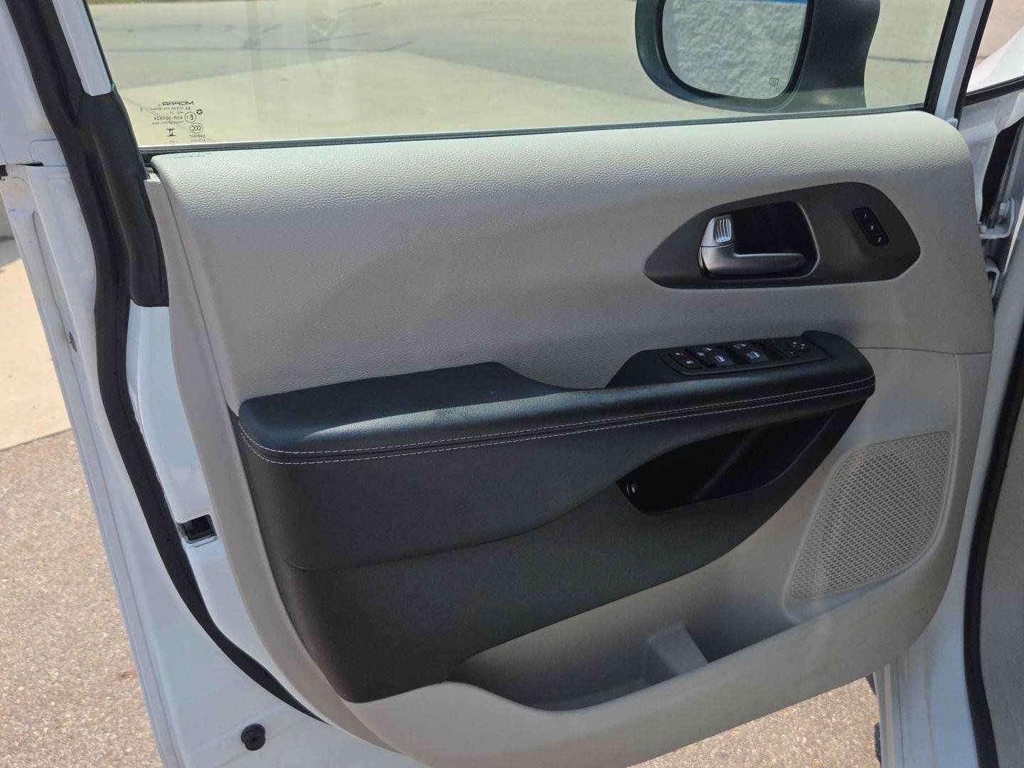 Used 2023 Chrysler Pacifica Touring-L FWD image 17