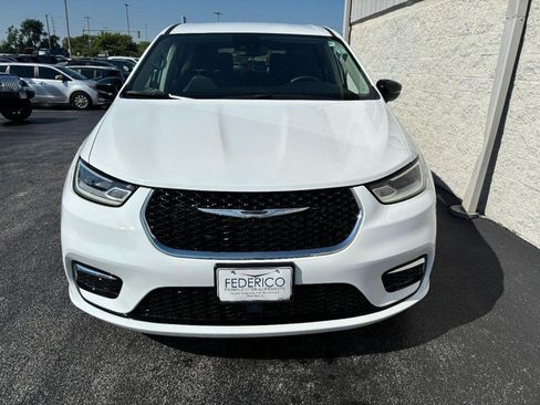 Used 2024 Chrysler Pacifica Touring-L FWD image 11
